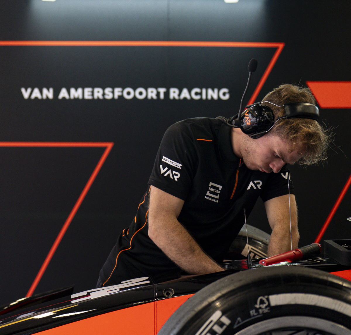 Monteur bij Van Amersfoort Racing draagt Tricorp kleding