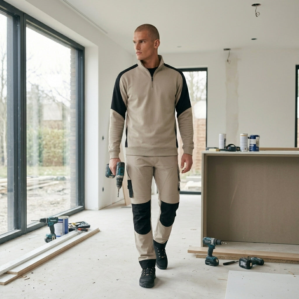 Timmerman met zandkleurige werkkleding in huis