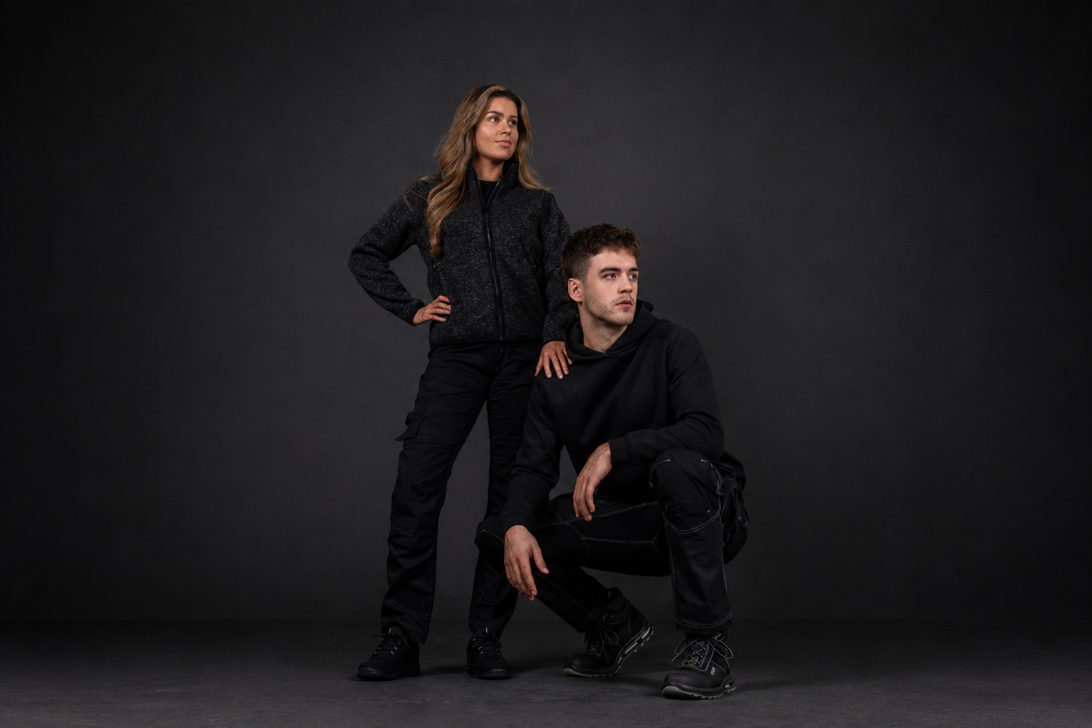 Vrouw en man met zwarte werkkleding